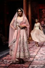 Model walks for Designer Suneet Varma in Delhi on 27th July 2013 (38).jpg